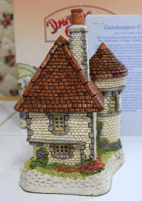 Gatekeeper (Colourway) Cottage by David Winter